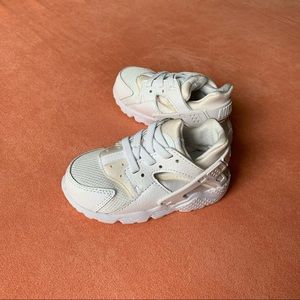 Kids White Nike Huarache Sneakers NWOT